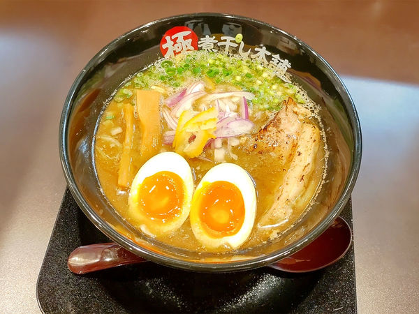 「煮干し豚骨ラーメン（＋味玉）」@極煮干し本舗 フォレストモール甲斐竜王店の写真