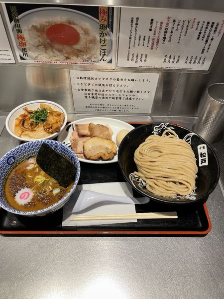 「濃厚つけ麺全部乗せ中盛り　焼き豚ごはん」@松戸富田麺絆の写真