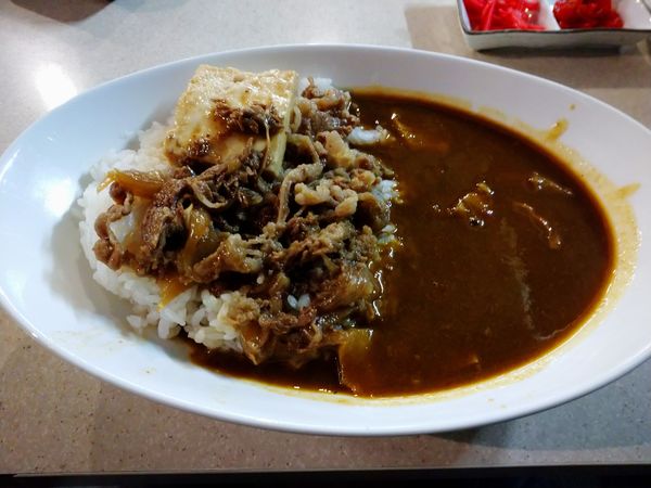 「牛丼と牛すじカレーのハーフ＆ハーフ（600円）」@呑処 食べ処 白河の写真