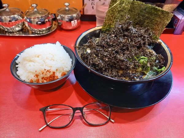 「朝ラーメン+岩のり。ライス(無料)」@横浜家系ラーメン 志田家 蒲田店の写真