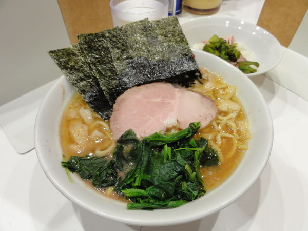 「ラーメン650円硬背脂多目半ライス」@ラーメン 三浦家の写真