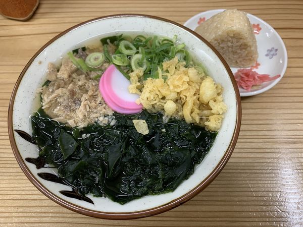 「わかめそば450+かしわにぎり100=550円」@東筑軒 折尾うどん店の写真