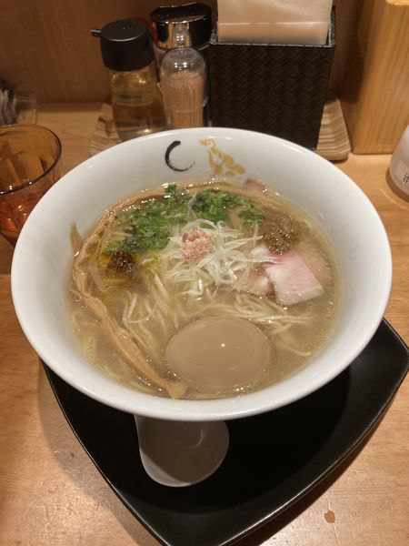 「真鯛と蛤の塩そば＋味玉」@SOBAHOUSE 金色不如帰 新宿御苑本店の写真