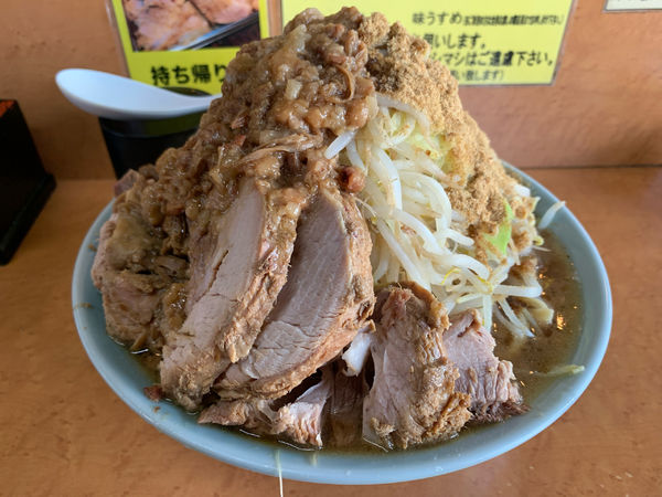 「中ラーメン　豚マシ　魚粉　ヤサイマシアブラマシマシ」@立川マシマシ ロイヤルスープの写真