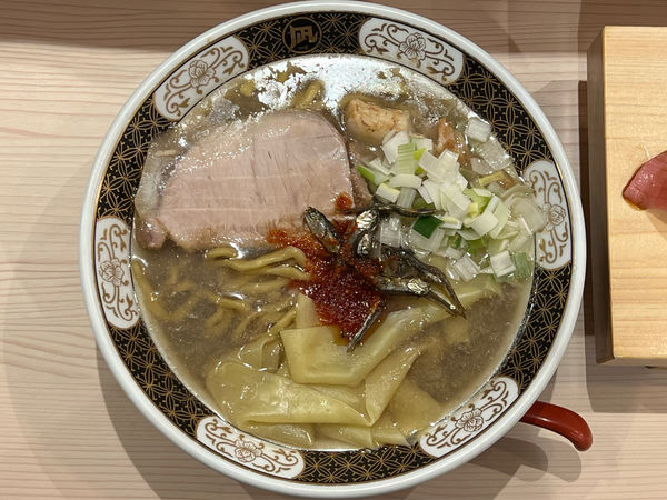 「すごい煮干しラーメン赤酢握り5貫セット」@鮨らぁ～麺 釣りきん 鶴屋町店の写真