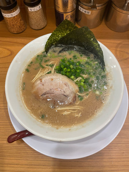 「釜炊きとんこつラーメン(500円)オープン価格」@がっとん 京急鶴見店の写真