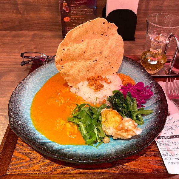 「恋のチキンカリー（恋盛りトッピング）」@恋とスパイス 新宿中村屋の写真