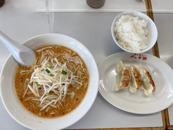 「みそラーメン、餃子、ライス」@ガキ大将 川崎鷺沼店の写真
