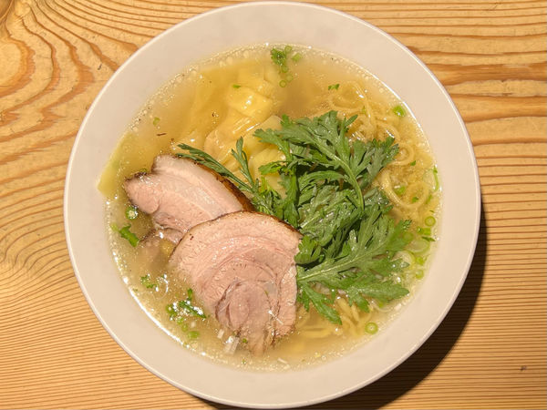 「海老ワンタン入り塩らー麺」@横濱元町 本丸亭 横浜店の写真