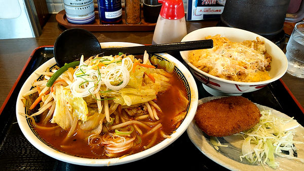 「限定/ピリ辛麻辣ラーメン+ミニかきあげ丼+カレーコロッケ」@山田うどん食堂 武蔵藤沢店の写真