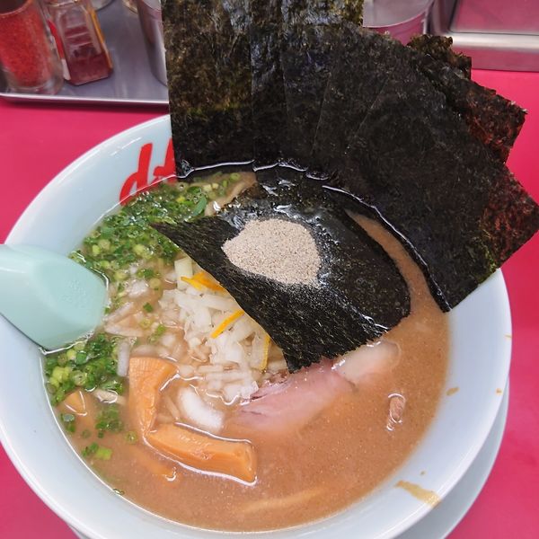 「煮干し豚骨ラーメン850円　海苔5枚（Lineクーポン）」@ラーメン山岡家 春日部店の写真