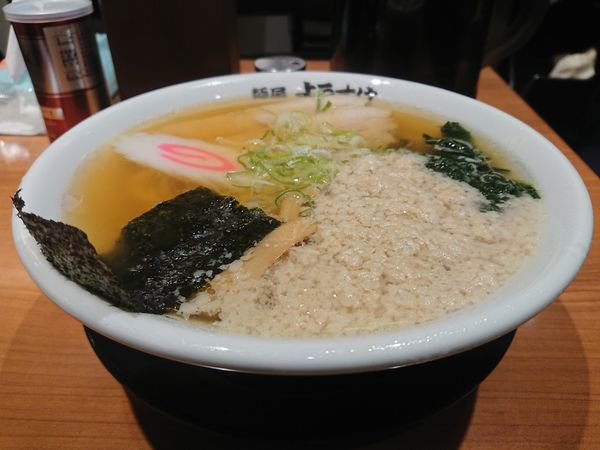「醤油ラーメン＋背脂」@麺屋 ようすけ 東京ラーメンストリート店の写真