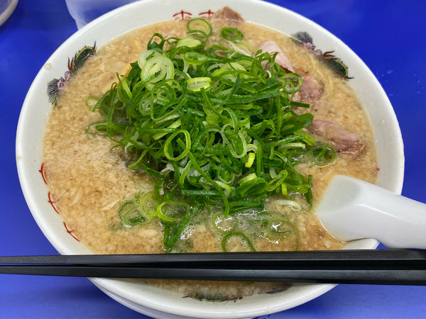 「ラーメン大盛濃い目背脂多目ネギ多目」@来来亭 福山蔵王店の写真