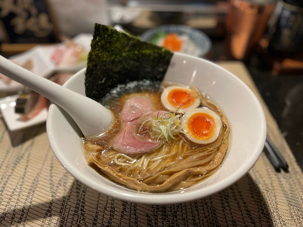 「津軽煮干し中華蕎麦（味玉入り）¥850」@酒肴場 屯の写真