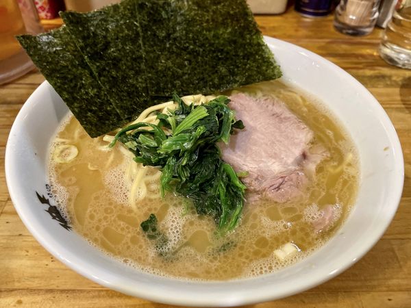 「サッポロ黒生＋キャベチャー→中盛ラーメン＋細切りネギ＋味玉」@洞くつ家の写真