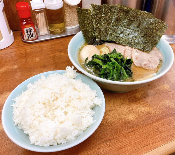 「MAX並(麺硬め油多め)＋ライス大盛り」@横浜ラーメン 武蔵家 船橋店の写真