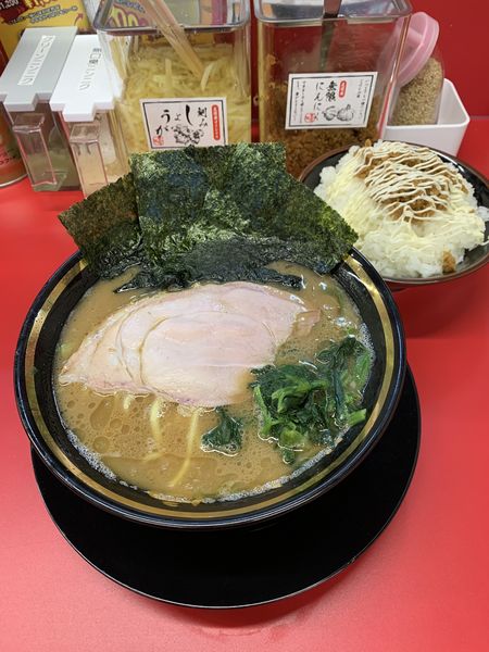 「ラーメン700円ライス(大盛り)100円」@王道家直伝 との丸家 八潮店の写真