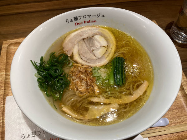 「黄金のの塩らぁめん¥880+九条ネギ¥100」@らぁ麺フロマージュ Due Italian 大宮店の写真
