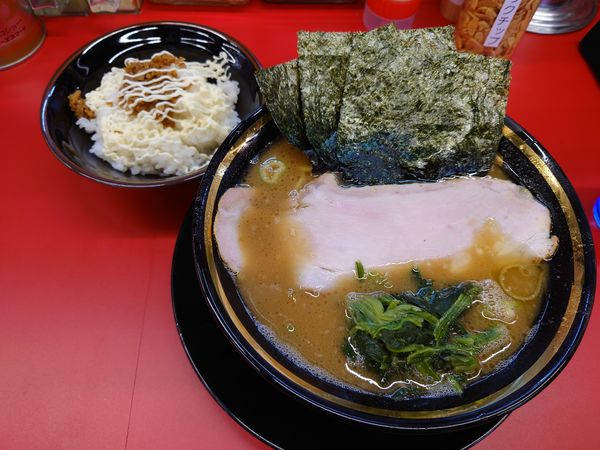 「ラーメン700円＋半ライス60円」@王道家直伝 との丸家 八潮店の写真