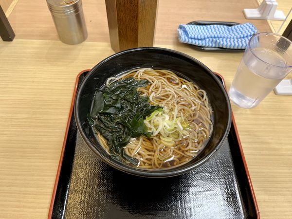 「かけそば320円」@箱根そば 新宿西口店の写真