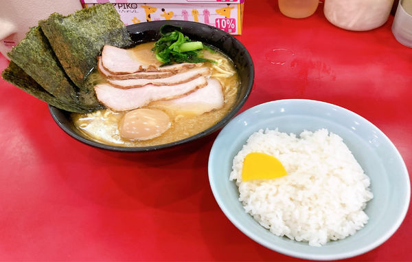 「チャーシューメン(麺硬め油多め)＋味付玉子＋ライス」@杉田家 千葉祐光店の写真