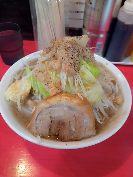 「ラーメン¥850やさい増し、アブラ、ニンニク」@鷹の目 大宮店の写真
