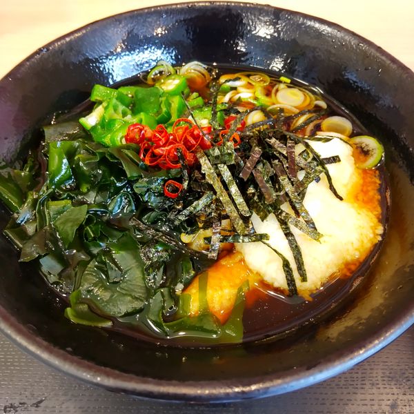 「【季節限定】山かけソーセージそば（￥580）＋三陸わかめ（ク」@ゆで太郎 大森駅前店の写真