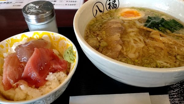 「半丼セット　中華そばと漬け丼（1000円税込）」@八福食堂の写真