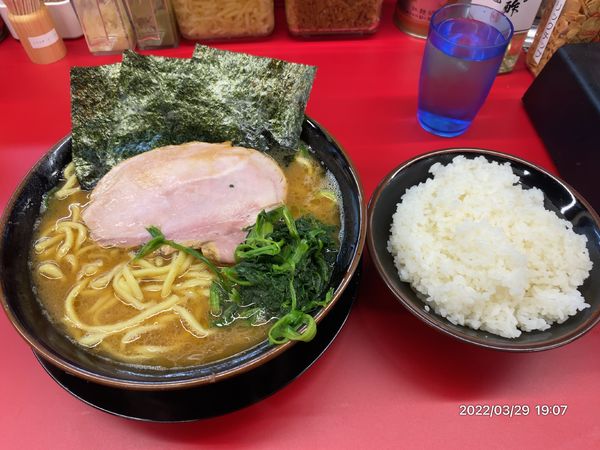 「ラーメン700円 大盛180円 ライス100円(大盛無料)」@王道家直伝 との丸家 八潮店の写真