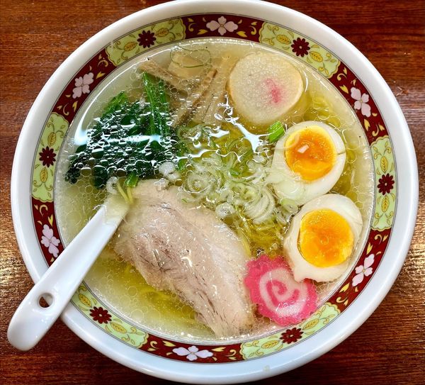 「はこだて塩ラーメン+味付玉子」@はこだて塩らーめん しなのの写真