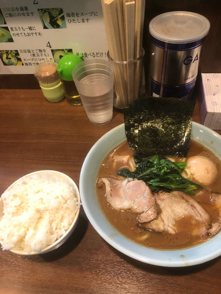 「味玉ラーメン硬め濃いめ、ライス」@横浜家系 侍の写真