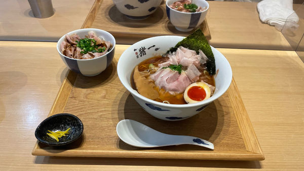「出し汁そば(黒)卵付き&チャーシュー丼」@麺屋猪一 本店の写真