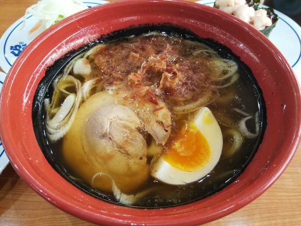 「追い鰹醤油らーめん　※ネギあり」@無添 くら寿司 松本渚店の写真