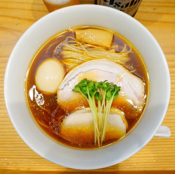 「醤油味玉らーめん＋ビンビール」@麺屋鈴春の写真