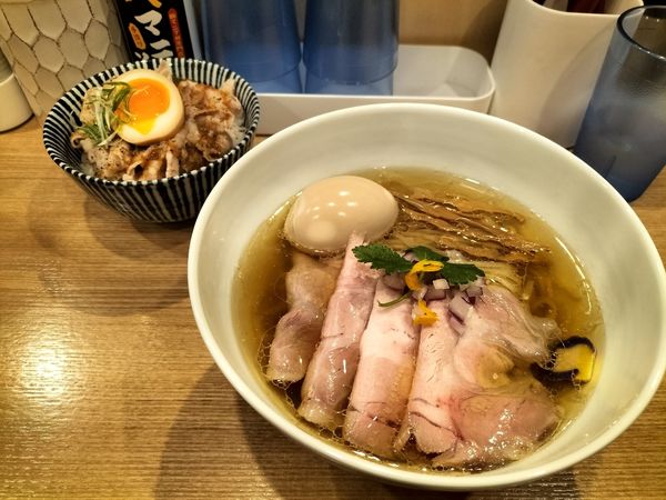 「後光醤油ポークらぁ麺」@らぁ麺稲田の写真