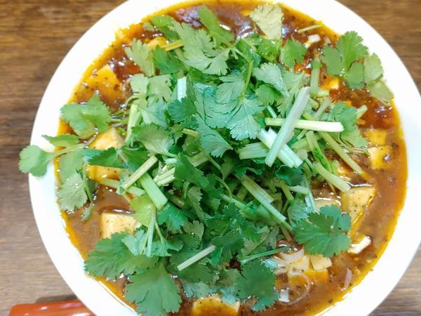 「麻婆豆腐麵（刀削麺、辛さ普通山椒多め）＋パクチー＋味玉」@元祖打卤麺 香辣居 8号店の写真