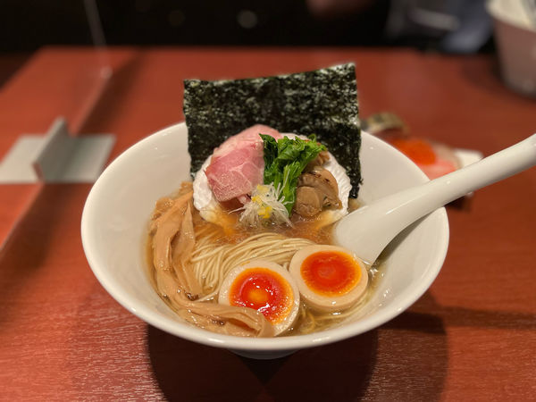 「【限定】青森産帆立醤油らぁ麺（味玉入り）¥1200」@酒肴場 屯の写真