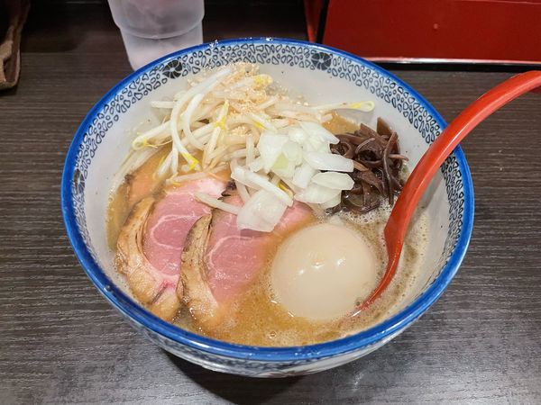 「特製豚骨らーめん(醤油) + 替玉」@三鷹食堂いなりの写真