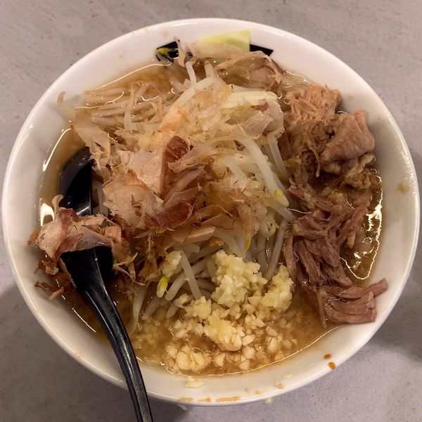 「日月限定らーめん 中（750円）ニンニク多め・あぶら多め」@まぜそば たまに らーめん チョップスの写真