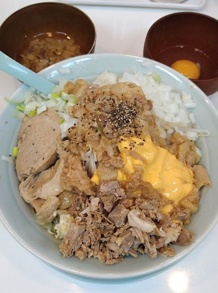 「汁なし+チーズ､玉ねぎ､生卵、ほぐし豚(裏)」@麺屋 顎で喰らえの写真