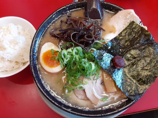 「豚骨醤油ラーメン　大盛り　その他トッピング」@藤一番 柳橋店の写真
