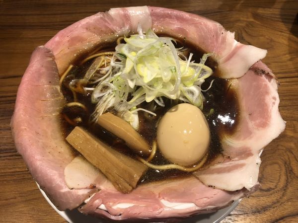 「自由、5枚+とろ〜り半熟煮玉子(サービス)」@ラーメン大戦争 新大久保店の写真