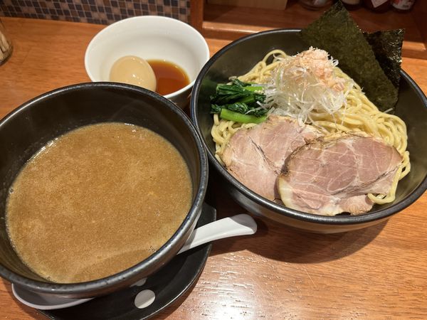 「濃厚魚貝豚骨つけ麺（普通盛・麺280g）＋煮卵＋替玉」@魚貝中華そば 西尾久さんごの写真