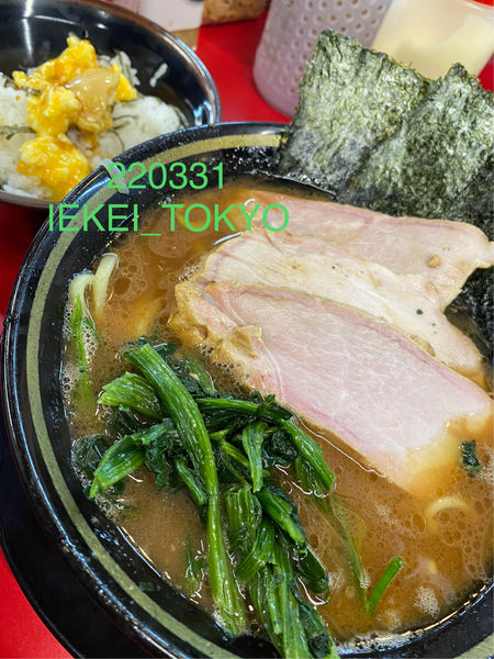「チャーシュー麺3枚＋半玉ごはん　850+100」@IEKEI_TOKYO 王道家直系の写真