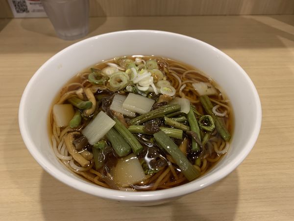 「山菜そば（470円）」@いろり庵きらく 柏3・4番線ホーム店の写真