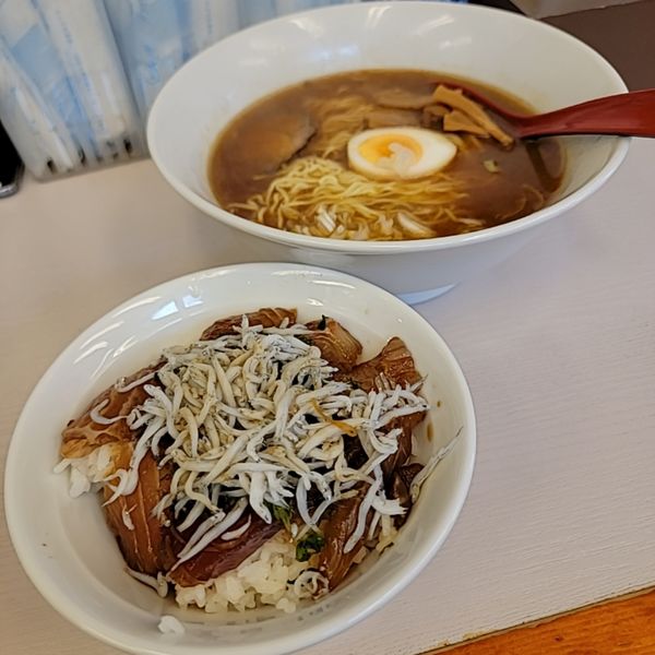 「本日のランチ🅰️魚(マグロヒラメ他)としらすの漬丼❔」@笑顔の写真