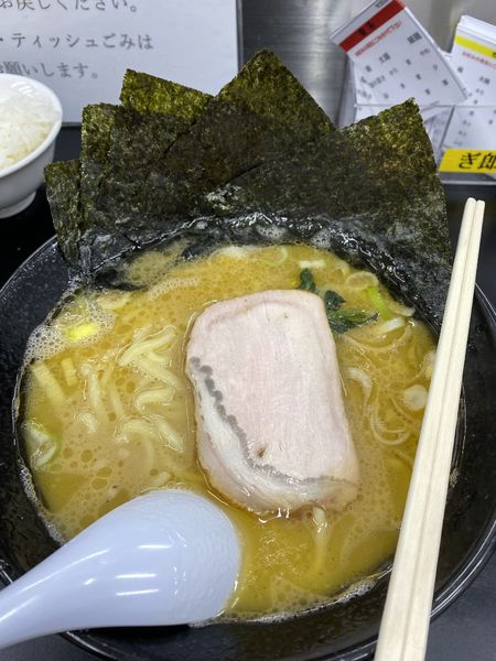 「とんこつ醤油ラーメン＋ライス小」@らーめん ぎょうてん屋 町田店の写真