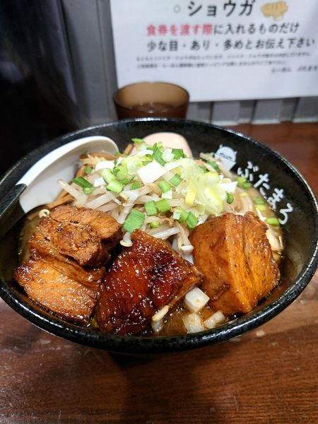「味噌ラーメン　炒めモヤシ　豚」@らーめんぶたまろの写真