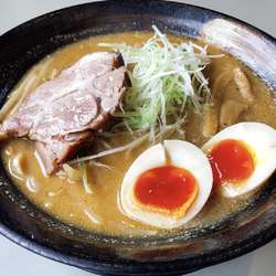 一玄みそラーメン（830円）、味玉（110円）