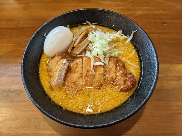 「味噌かつラーメン　950円」@鳴馬良の写真